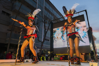 La gent va tornar a omplir el diumenge els carrers per gaudir de l'espectacle que van oferir les millors comparses de la darrera edició.