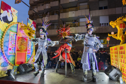 La gent va tornar a omplir el diumenge els carrers per gaudir de l'espectacle que van oferir les millors comparses de la darrera edició.