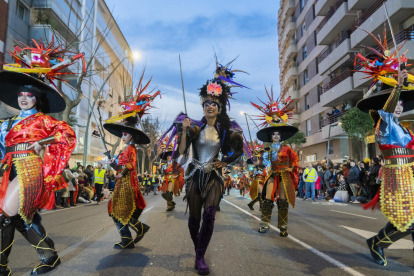 La gent va tornar a omplir el diumenge els carrers per gaudir de l'espectacle que van oferir les millors comparses de la darrera edició.