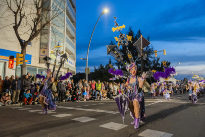 La gent va tornar a omplir el diumenge els carrers per gaudir de l'espectacle que van oferir les millors comparses de la darrera edició.