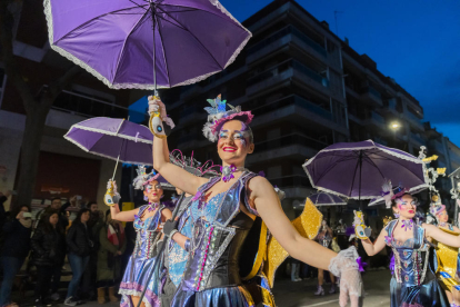 La gent va tornar a omplir el diumenge els carrers per gaudir de l'espectacle que van oferir les millors comparses de la darrera edició.