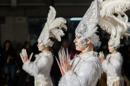 La gent va tornar a omplir el diumenge els carrers per gaudir de l'espectacle que van oferir les millors comparses de la darrera edició.