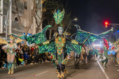 La gent va tornar a omplir el diumenge els carrers per gaudir de l'espectacle que van oferir les millors comparses de la darrera edició.