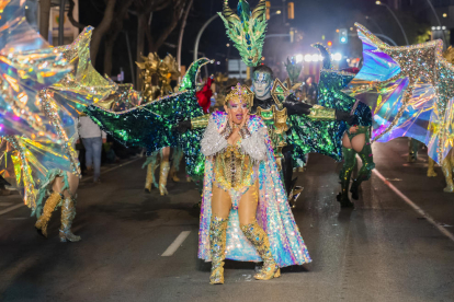 La gent va tornar a omplir el diumenge els carrers per gaudir de l'espectacle que van oferir les millors comparses de la darrera edició.