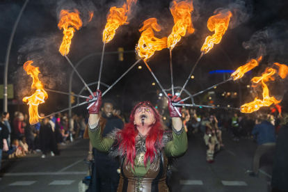 La gent va tornar a omplir el diumenge els carrers per gaudir de l'espectacle que van oferir les millors comparses de la darrera edició.