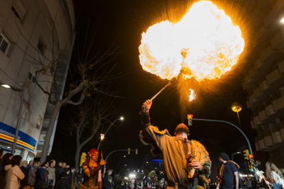 La gent va tornar a omplir el diumenge els carrers per gaudir de l'espectacle que van oferir les millors comparses de la darrera edició.