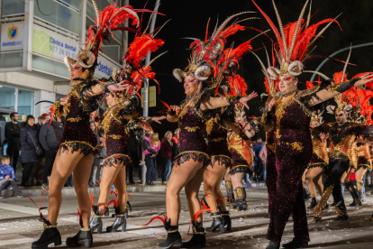 La gent va tornar a omplir el diumenge els carrers per gaudir de l'espectacle que van oferir les millors comparses de la darrera edició.