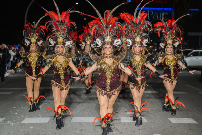 La gent va tornar a omplir el diumenge els carrers per gaudir de l'espectacle que van oferir les millors comparses de la darrera edició.