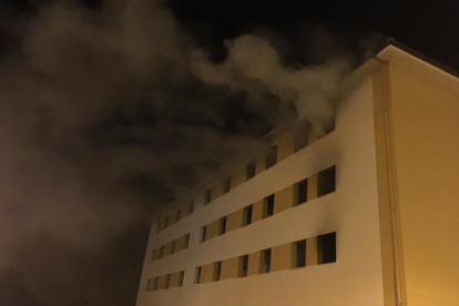 Imatge de les columnes de fum negre que va provocar l'incendi d'ahir a la nit a l'antiga residència Montemar.