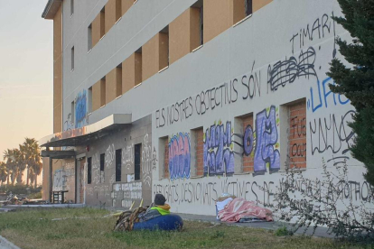 L'ocupa Jorge Fernández ha dormit davant de l'edifici, el qual ha quedat precintat.
