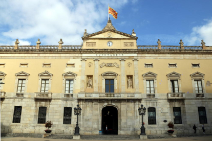 Pla general de la façana de l'Ajuntament de Tarragona.