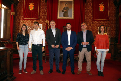 Els caps de llista Carla Aguilar (ECP), Dídac Nadal (Junts), Pau Ricomà (ERC), Rubén Viñuales (Cs), José Luis Martín (PP) i Laia Estrada (CUP), a l'Ajuntament de Tarragona l'1 d'abril. Ballesteros no hi és per problemes d'agenda.