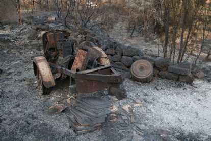 Plano detalle de una máquina agrícola quemada en una de las fincas ubicada entre los términos municipales de Flix y Bovera.