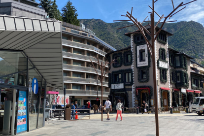 Una oficina de turisme d'Andorra, on es veuen diversos establiments hotelers de fons.