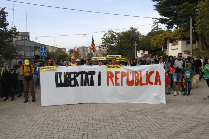 Imatge de la capçalera de la marxa per la llibertat que s'ha fet a Figueres en direcció al Puig de les Basses abans de la sortida aquest divendres 1 de novembre de 2019
