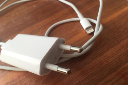 El cable que MG ha utilitzat per imitar és un Lightning d'Apple.