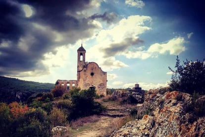 L'església es troba sobre un turó a una altura de 578 metres, al costat del Castell de Santa Perpètua de Gaià.