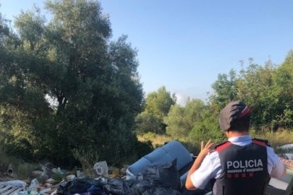 Agents dels Mossos d'Esquadra es van personar al lloc on es van abocar els residus.
