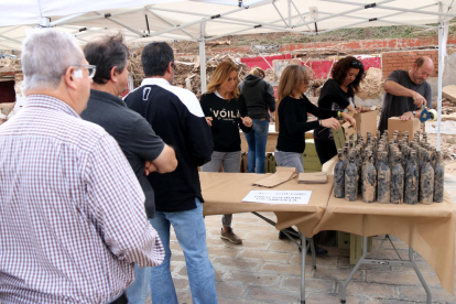 Imagen de la venta solidaria del «Vino de barro»