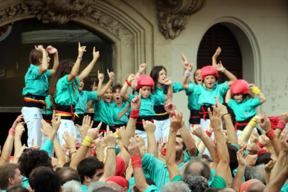 Imatge dels castellers de Vilafranca celebrant després del 3d10 amb folre i manilles