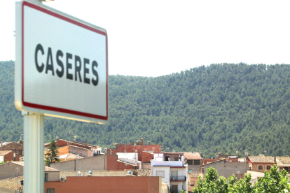 Cartell de Caseres sobre l'skyline del municipi de la Terra Alta.