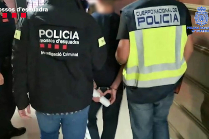 Agentes de los Mossos y la Policía Nacional detienen en Madrid uno de los siete miembros del grupo criminal especializado en butrones.