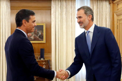 El president del govern espanyol en funcions, Pedro Sánchez, i del rei Felip VI a la ronda de consultes al Palau de la Zarzuela.