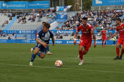 Joan Oriol intentant aturar una jugada del Sabadell.