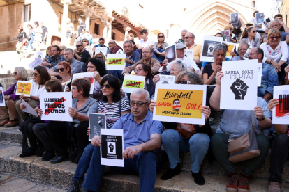 Imagen de las personas que han participado en la rueda de prensa en Tarragona para pedir la libertad de los jóvenes tarraconenses encarcelados durante los disturbios.