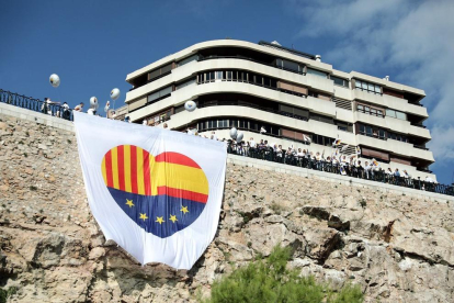 Imatge de la bandera desplegada al Balcó del Mediterrani.