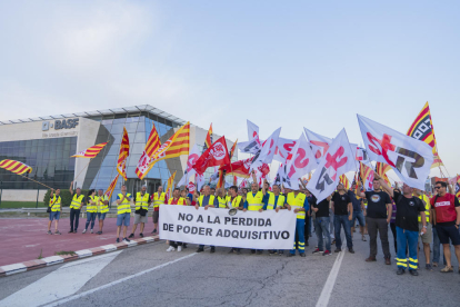 Treballadors de BASF protestant davant l'empresa per reivindicar millores salarials.