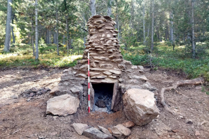 Los restos de la estructura del horno de reducción de hierro ya excavado, y un posible segundo horno en segundo término, en el municipio de Alins.
