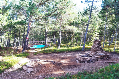 Imagen con perspectiva de la réplica del horno de reducción de hierro, respecto del punto donde se ubican los restos arqueológicos originales, al bosque de Virós (Alins)