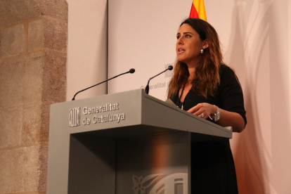 La portavoz del Gobierno, Patrícia Plaja, atiende los medios de comunicación desde la sala de prensa del Palau de la Generalitat.