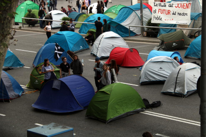 Plano desde arriba de la acampada de estudiantes en Plaza Universitat
