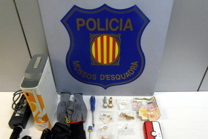 Joyas y dinero recuperado a los cinco ladrones detenidos por robos silenciosos en casas del Barcelonès y el Vallès.