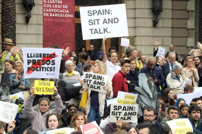 Imagen de los manifestantes con pancartas reclamando diálogo al Estado este 21 de octubre de 2019.