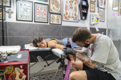 Imagen de una sesión de tatuaje en el estudio de Old Roots Tattoo de Tarragona durante la semana pasada.