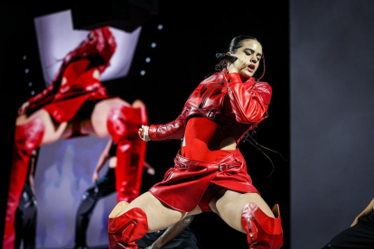 Rosalía en plena actuación en el Palau Sant Jordi de Barcelona, ​​el 23 de julio de 2022.