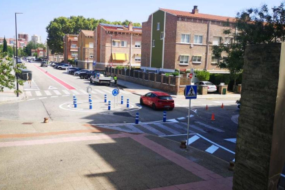 La nova rotonda ha comportat que es modifiquen les aparcaments del carrer d'Antoni Rius i Miró.