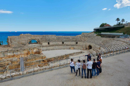 Imagen de un grupo de visita al Anfiteatro de Tarragona con el guía de la compañía Itinere Turisme & Cultura.
