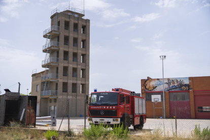 Imatge de l'estat actual del  Parc de Bombers de Reus i la torre de pràctiques.