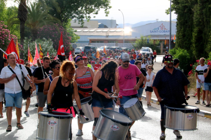 Una batucada anima la manifestación de los trabajadores de Sant Gobain en l'Arboç.