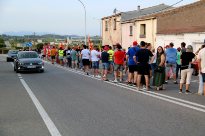La manifestación de los trabajadores de Sant Gobain pasando por l'N340 en l'Arboç.