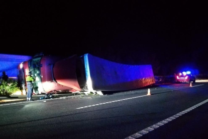 Imagen del camión accidentado en la AP-7 en Mont-roig.