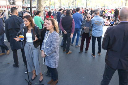 La atención a los medios de comunicación de Lorena Roldán en plaza Universitat, con decenas de acampados increpando a Cs