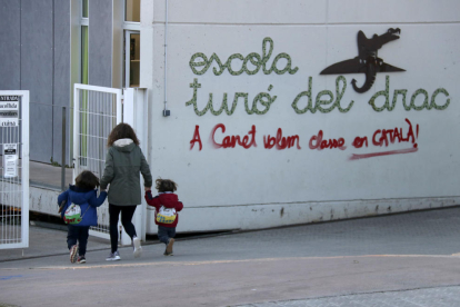 Una pintada reclama l'ensenyament en català a la façana del centre.