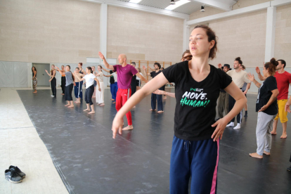 El bailarín Fighting Monkey, con chándal encarnado, enseñando técnicas de movimientos a sus alumnos en el pabellón de Josep Luque de Deltebre.