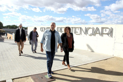 Els candidats d'ERC al Congrés per Tarragona, Jordi Salvador i Norma Pujol, sortint de la presó de Mas d'Enric.