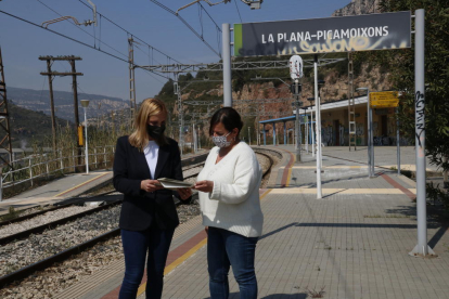 L'alcaldessa de Valls, Dolors Farré, i la regidora d'Urbanisme, Sònia Roca, a l'estació de tren de Picamoixons.